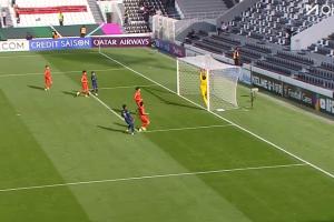 所幸无碍！李昊扑救过程中撞上门柱，疼痛倒地