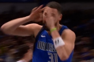 今天带了瞄准器！克莱底角不沉球速射三分命中后做庆祝动作