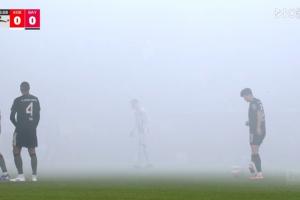 封烟了!球迷燃放大量烟花致烟雾缭绕,拜仁对科隆中断约10分钟