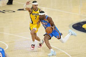 弗莱：SGA推人&支肘&踢人结果还吹对面犯规 詹姆斯可没这待遇