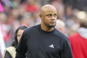 孔帕尼：莱默尔的小腿有些不适 我们也要学其他球队利用好定位球