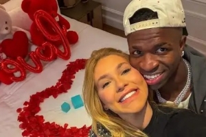 步入婚姻殿堂?维尼修斯女友:恋情开启还不足3个月,没这回事