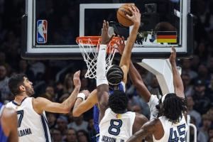 石破天惊！布莱克反击独闯龙潭 在4人合围中起飞单臂暴扣