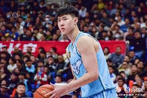 媒体人:青岛今天站出来的是赵嘉义 他是球队外线非常倚重的火力