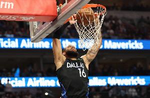 这比赛要花？马丁抢断反击秀一个背扣 独行侠领先爵士到31分