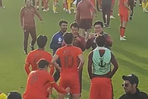 太逗了！王钰栋拍合影，拜合拉木趁机扒裤子，王钰栋回头看错方向