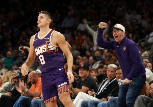 续命！格雷森·阿伦点飞两人三分飚进 最后时刻将分差缩小至2分