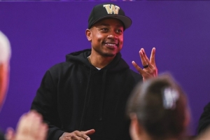 在这还是有牌面!小托马斯回母校看球 华盛顿大学社媒晒照欢迎!