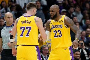 湖人迎战黄蜂首发：拉拉维亚、詹姆斯、艾顿、斯玛特、东契奇