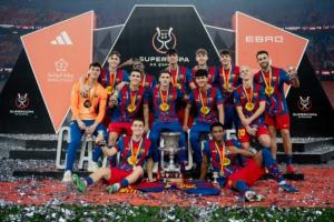 巴萨最宝贵的财富!拉玛西亚13人西超杯夺冠合影,一半以上是U21