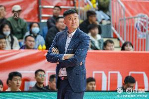 惨案背景板&这如何争冠?广东狂输上海40分 元旦大战曾输北京31分