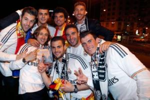 只剩回忆…12年前皇马众将国王杯赛后合影，球队2-1力克巴萨夺冠