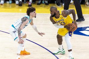 詹姆斯正当势头！ESPN预测明天胜率：湖人63.6% 黄蜂36.4%