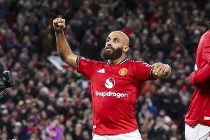 太阳报预测曼联对曼城阵型：姆伯莫突前，B费重回10号位