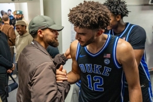 库里父子探访杜克男篮更衣室!斯蒂芬与热门秀卡梅隆·布泽尔同框
