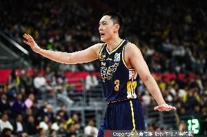 效率极低好在有罚球!胡明轩12中2拿12分5板2助1断1帽 罚球8中7