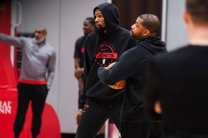 明日战雷霆!火箭训练照 专注帽衫杜 申京满脸笑容 小谢苦练控运