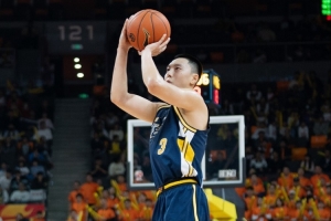 三分35中5！媒体人：广东尺寸本来就有劣势 3分再投不进 真是很难