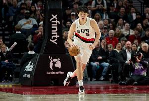 媒体人：杨瀚森存在感明显提升但还不够 不足以让他打25分钟轮换