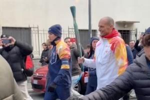 人气很高！阿莱格里参加米兰冬奥会火炬传递