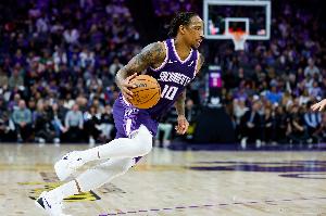 纪录预警!德罗赞半场6中4得15分4板3助1断 距离超加内特仅差7分