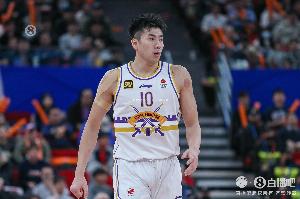 媒体人：邹雨宸被用成丘天 除了防守就是吃饼 大延误还不好退回去