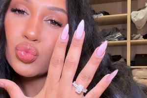 嫂子这身材真的好啊！嘴嫂晒出大钻戒和嘴哥订婚了！