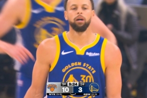 挨喷吧！库里左手背传回场失误 后紧接着又来一个传球出界