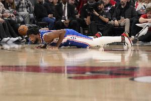 阿里纳斯:这是假全明星名单吧?一条腿的恩比德强于其中半数