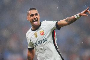 沪媒:莱昂纳多膝盖出现伤病,海港不排除引进一名备用外援前锋