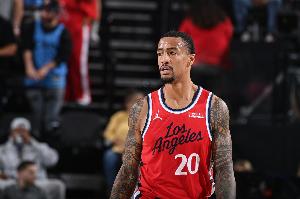 外线没谱！科林斯半场6中3拿到7分3板 三分4中1