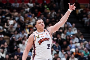 大杀器！洛夫顿高效砍下22分7板&填满数据栏 两分球7中6