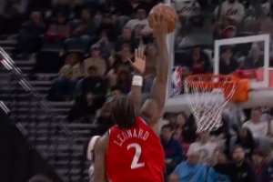 举火烧天！伦纳德弧顶遭遇夹击直接冲筐单臂砸扣博纳