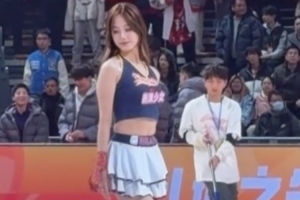 青春活力!媒体人晒广州男篮主场啦啦队的舞蹈表演视频