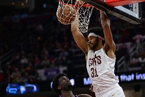 队记：湖人有机会在字母交易做第三方 引进迪文岑佐&贾勒特·阿伦