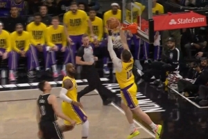 行云流水！詹姆斯速推反击送抛传 拉拉维亚起飞空接双手暴扣