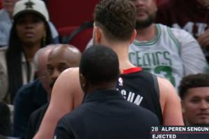 乌度卡等等我！申京不满判罚骂女裁判 被非常干脆地驱逐！