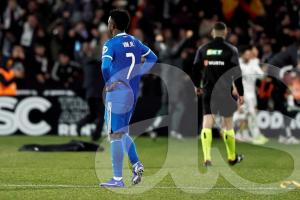 向维尼修斯丢香蕉！该涉事球迷被罚款5000欧，并禁止观赛一年