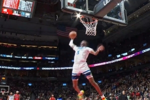 神之一手！爱德华兹退防伸手完成抢断 麦丹战斧炸扣定胜局