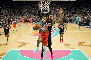 雷霆本赛季打马刺1胜4负&胜率20% 打其他队39胜8负&胜率83%