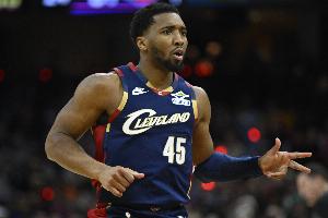 米切尔：我终于不用再对位施罗德了 他攻防都能立刻发挥作用