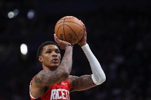 终于开了！小贾巴里·史密斯外线连中两记三分球打停绿军