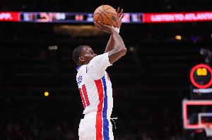 太低级！贾旺特·格林传霍兰后自己站出界外 再接回传直接失误了