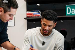 转正了！Shams：国王与新人中锋考德威尔签下一份四年合同