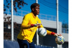 即将复出，帕尔马官推晒铃木彩艳训练照：欢迎回来，彩艳