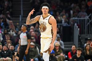 外线支撑！勇士半场48次出手有37个是三分 飙中15记