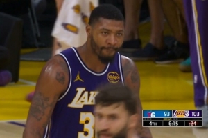 分差上双了!斯玛特外线连中两记三分球 湖人领先76人10分