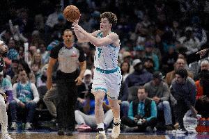 这新秀技能包很全！克尼佩尔首节5中3得到7分2板助 三分2中1