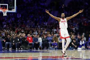 杜兰特：我不觉得是在扛着球队 队友总是让我多投篮