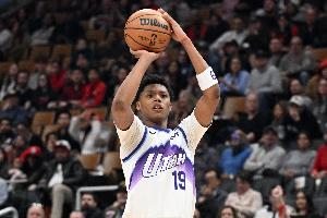 手感全无！5号秀贝利半场10中2仅拿4分3板1助1断1帽 首节5中0